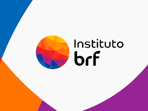 Arte em fundo branco com as cores azul, vermelho, laranja e roxo nas laterais. No centro, há o logo do Instituto BRF.