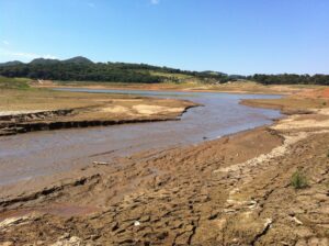 País passa por crise e vê aumento da seca. Pesquisadores apontam para a necessidade de debater conjuntamente água limpa e esgoto tratado.