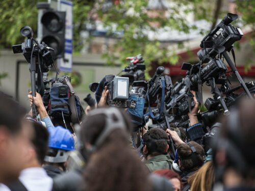 Cenário é preocupante: desinformação e pouca credibilidade impactam a dimensão coletiva da liberdade de expressão e a democracia.