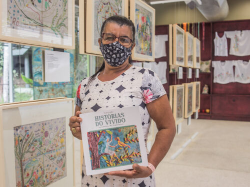 Marta Ferreira, bordadeira do projeto “Semeando Esperança, na exposição “Histórias do Vivido – Sementes da Esperança”