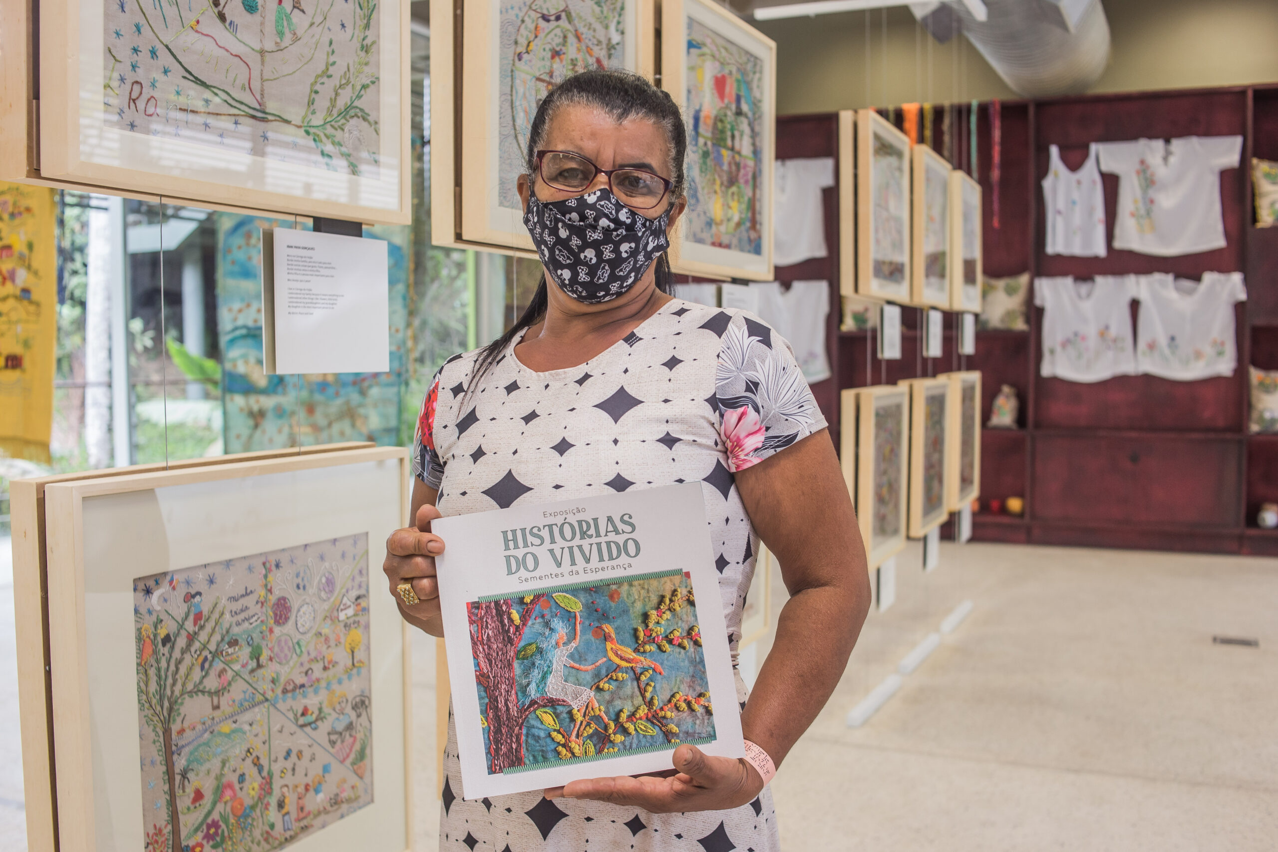 Marta Ferreira, bordadeira do projeto “Semeando Esperança, na exposição “Histórias do Vivido – Sementes da Esperança”