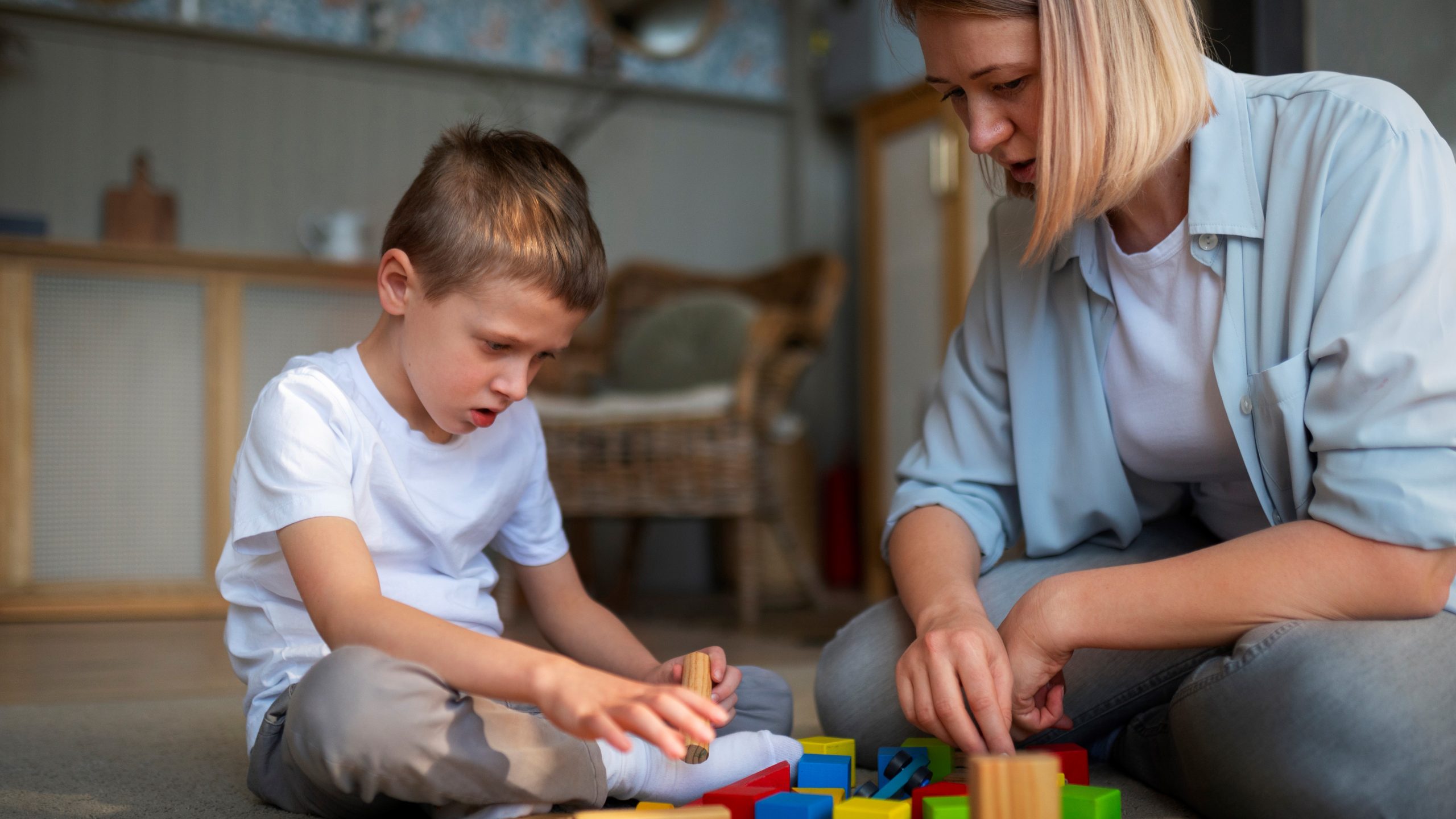 Mãe e filho com Transtorno do Espectro Autista (TEA) fazem atividade juntos