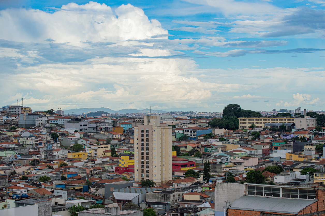 Entre o verde e o concreto: falta de arborização no Brasil escancara os efeitos da desigualdade social